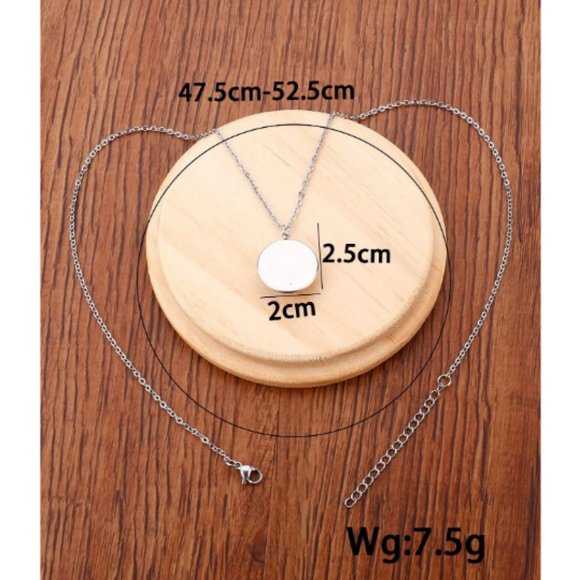 Women's Maple Leaf Pattern Round Pendant Necklace - Picture 3 of 4